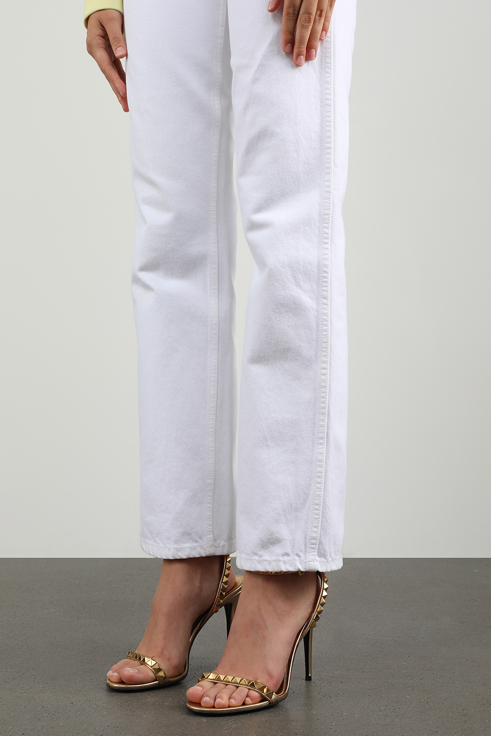 נעלי עקב מוזהבים בעיטור ניטים